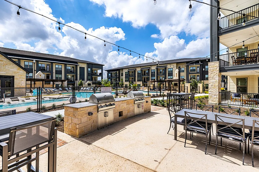 Caroline Longhorn Quarry | San Antonio Apartments | Apartments in San Antonio, TX