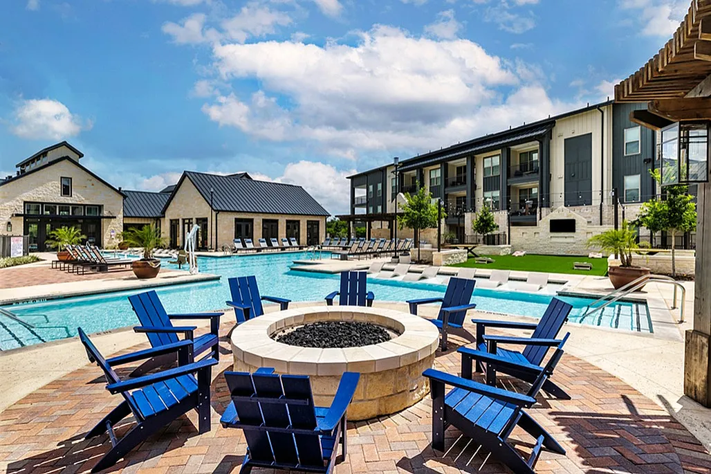 Caroline Longhorn Quarry | San Antonio Apartments | Apartments in San Antonio, TX