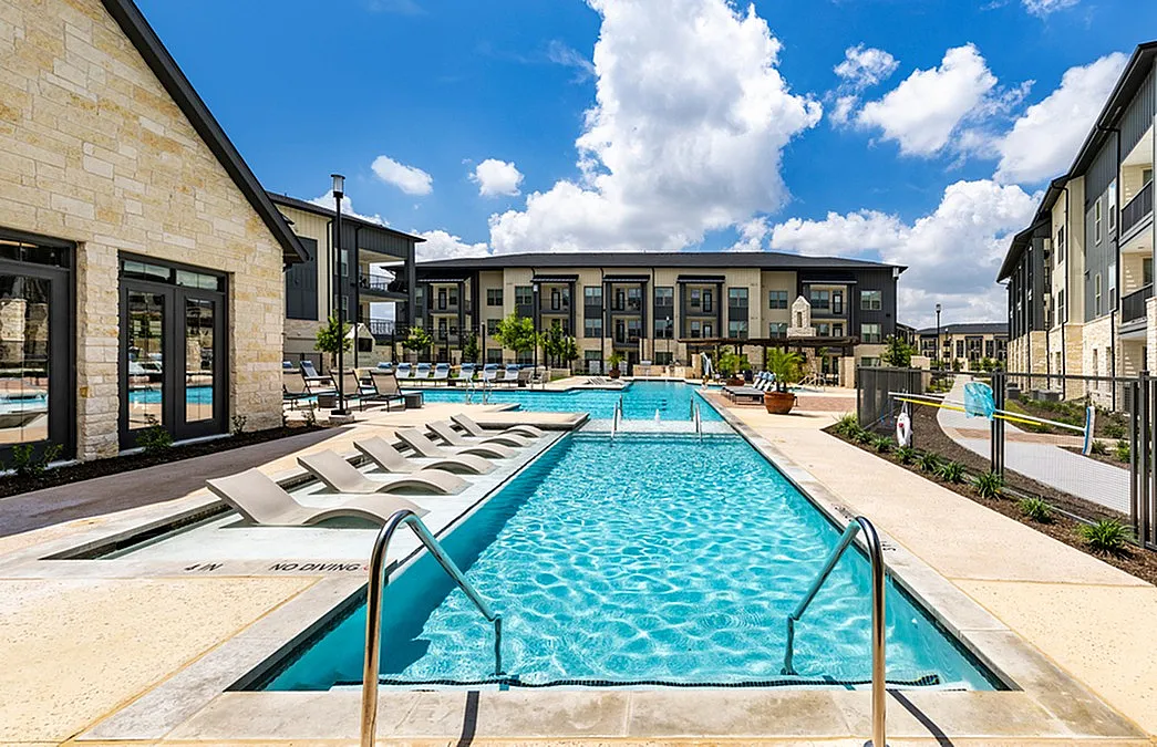 Caroline Longhorn Quarry | San Antonio Apartments | Apartments in San Antonio, TX