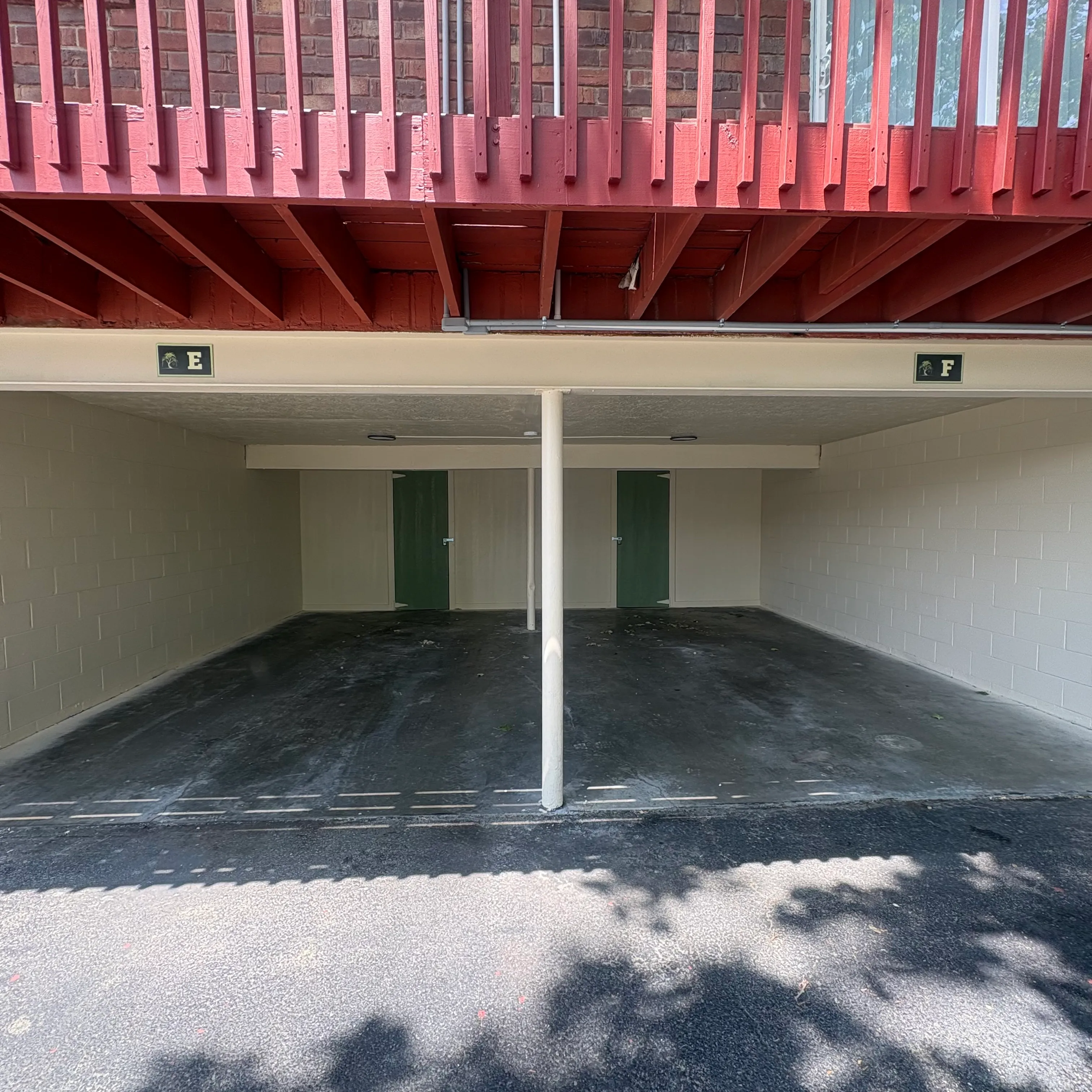 Garage w/storage