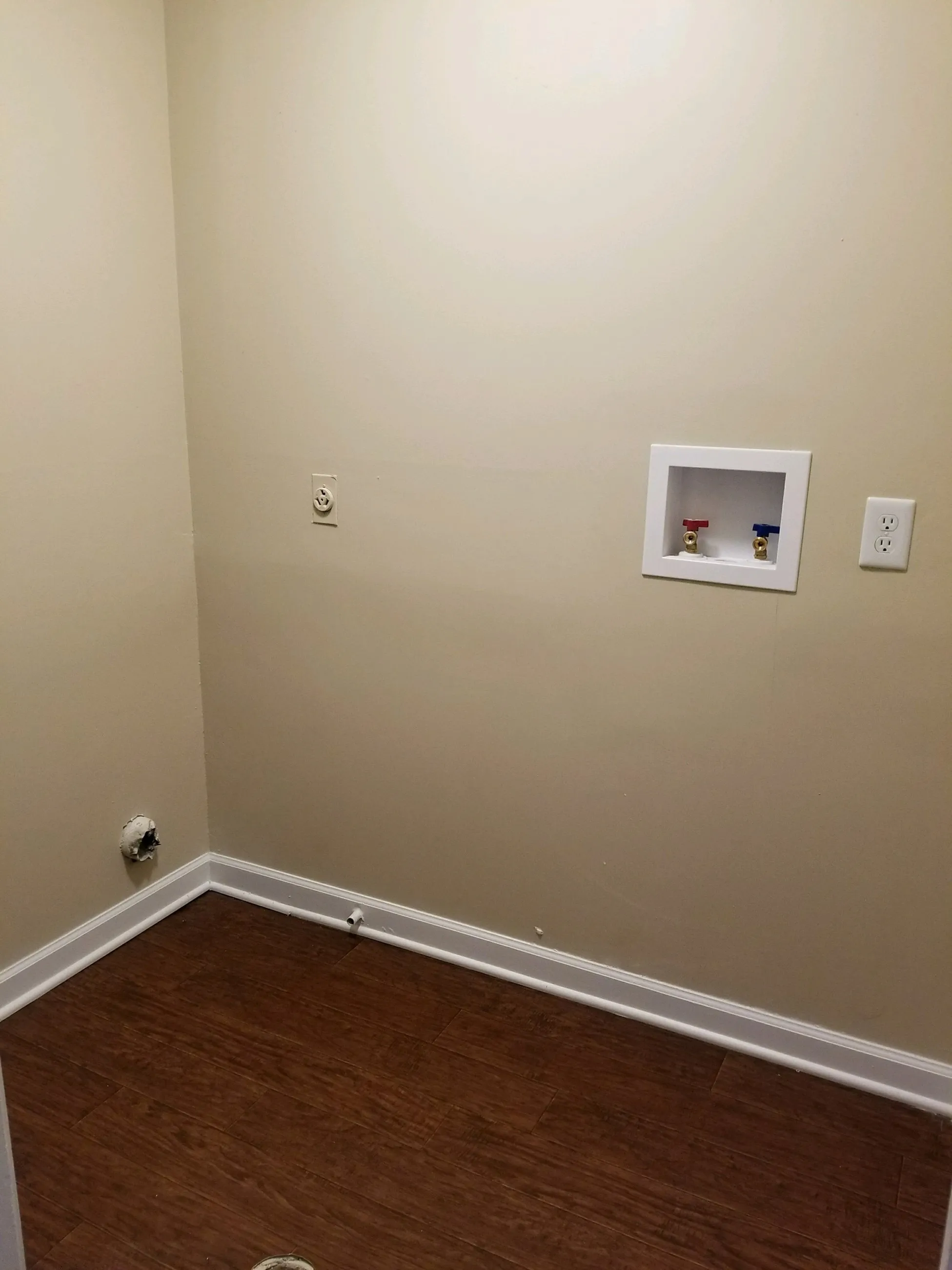 Washer/Dryer Hookups