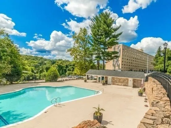 The Falls at Roland Park Apartment Homes in Baltimore for Rent