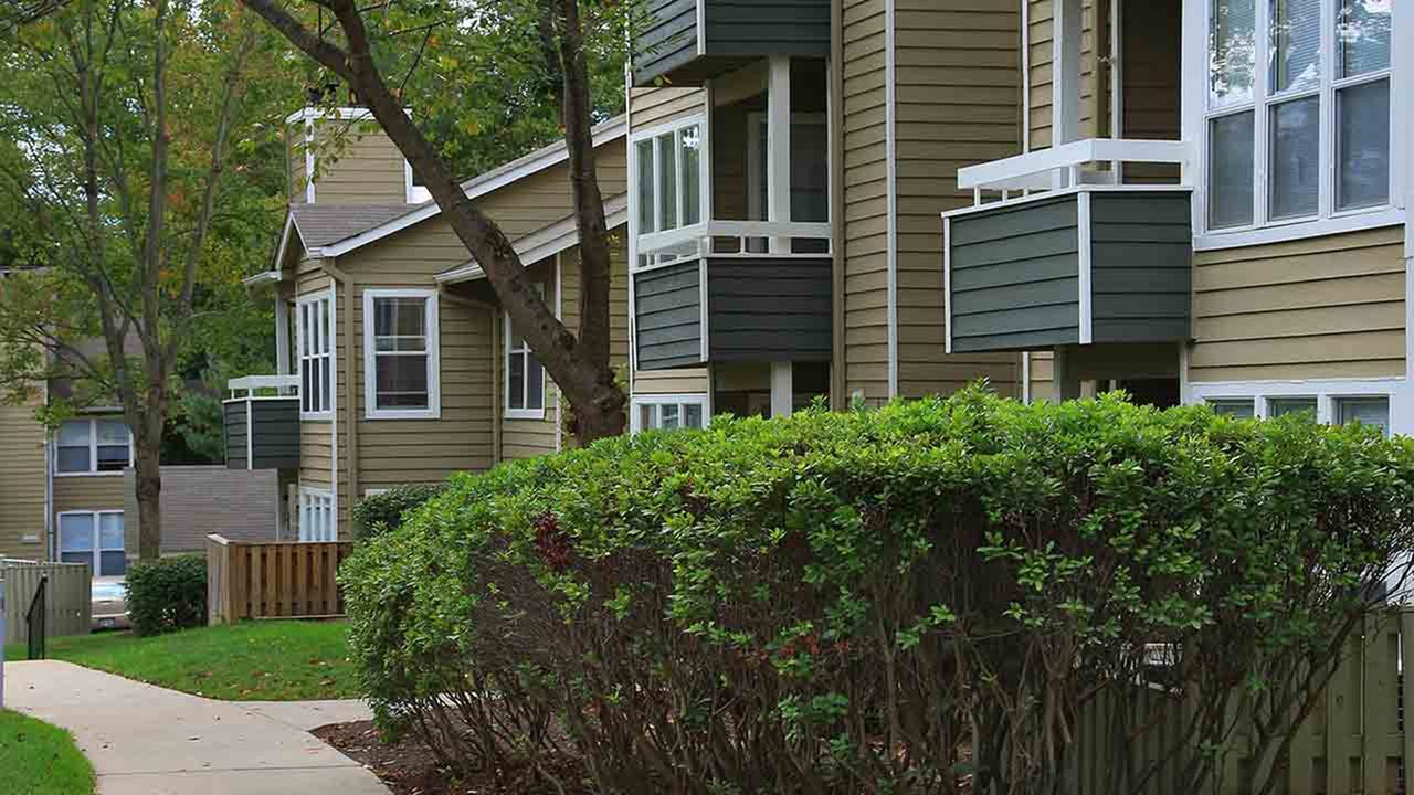 Apartment Home Exteriors with lush landscaping at Autumn Columbia apartments.