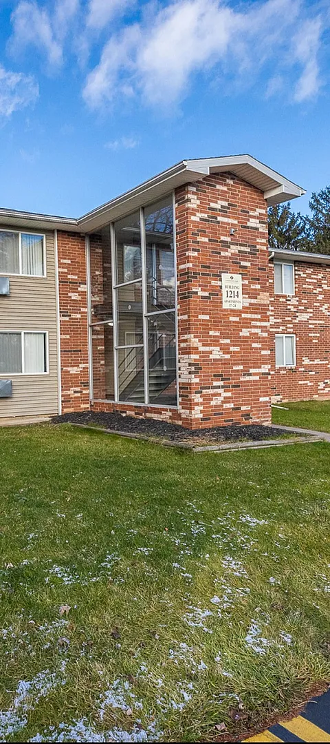 Farmington Court Apartments - Exterior View