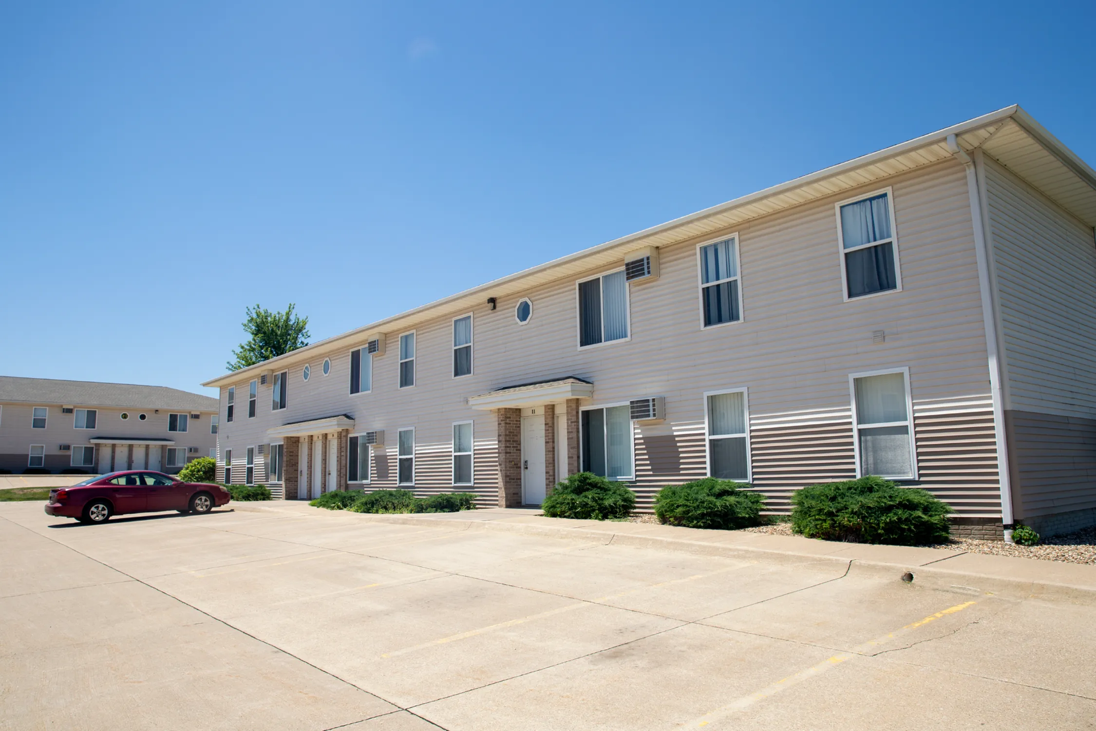 Exterior Building | Campus View & Kirkwood Court | Cedar Rapids, Iowa