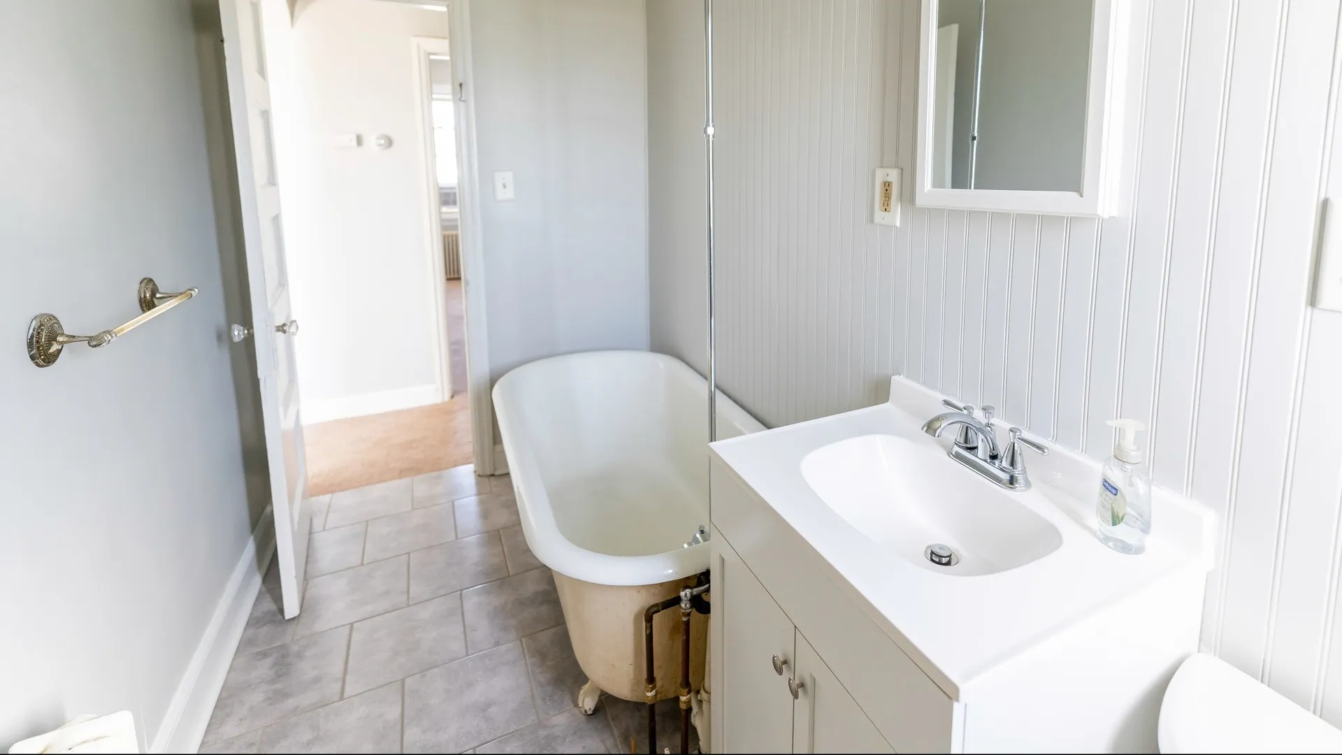 cozy full bath
