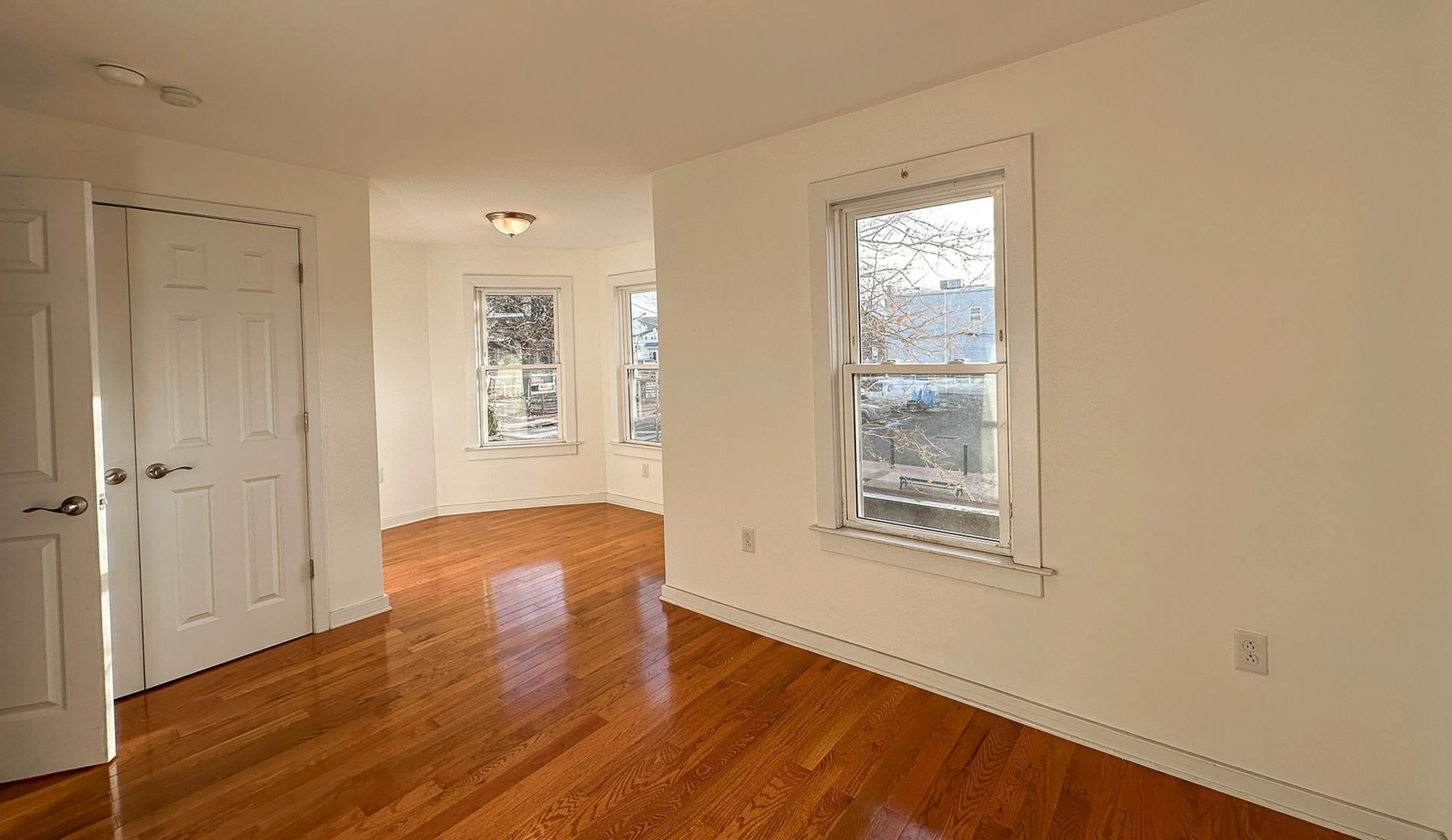 Madison Ave Apartments - Sunlit Room