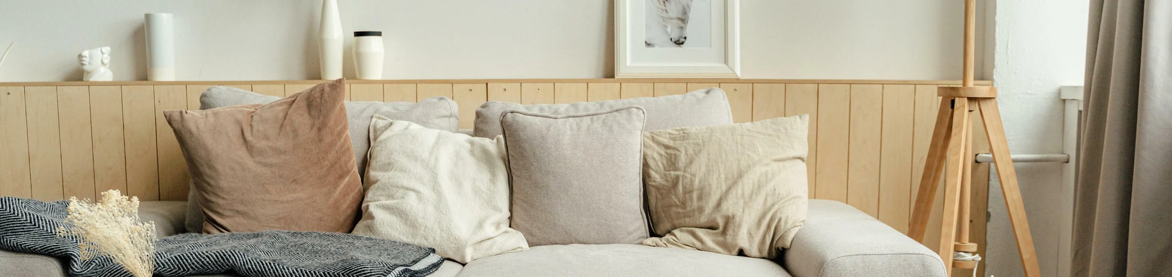 Madison Ave Apartments - Cozy Living Room