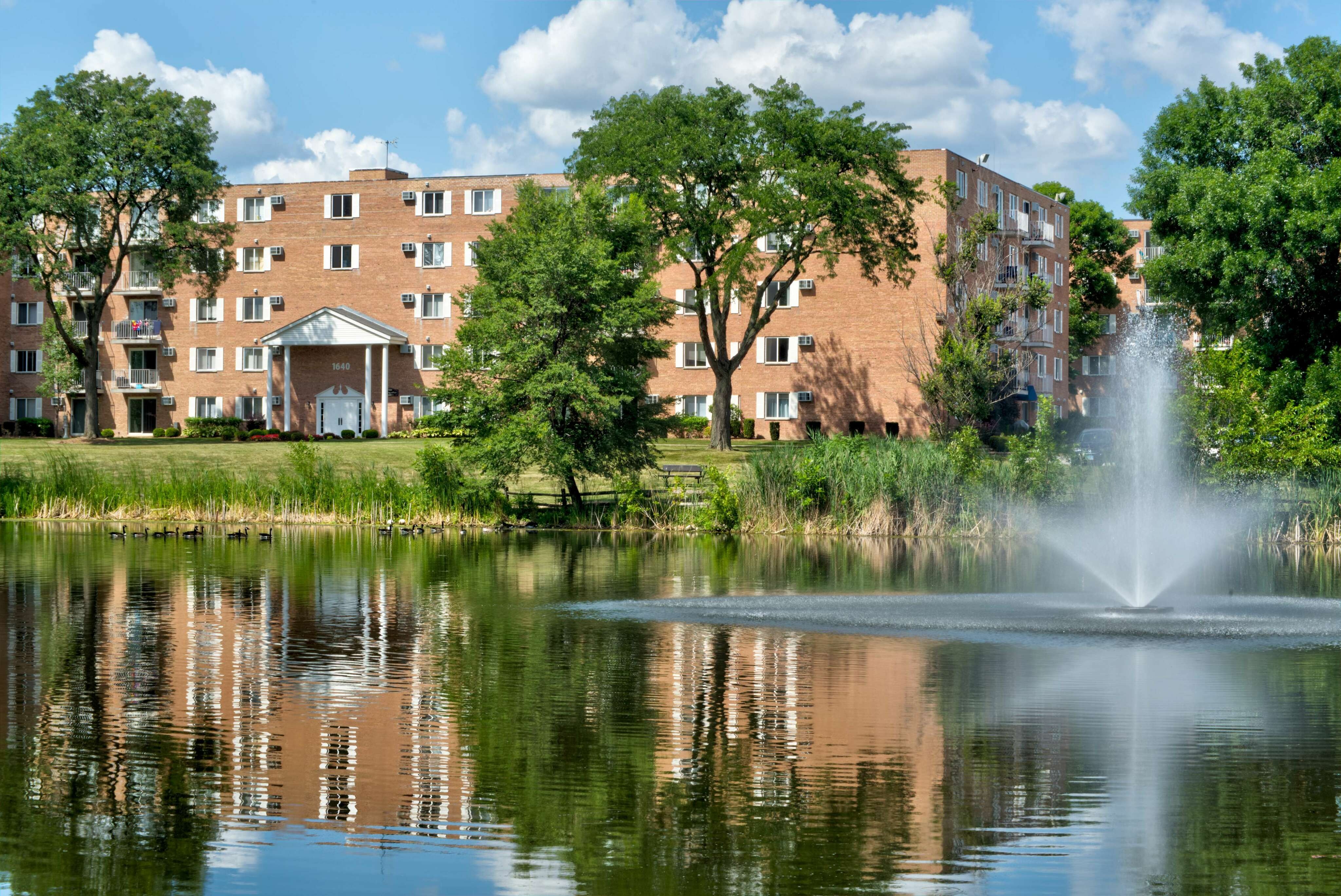 Colonial Village Apartments Apartments In Itasca, IL