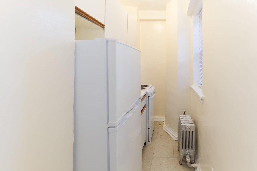 06 tier kitchen with white appliances.