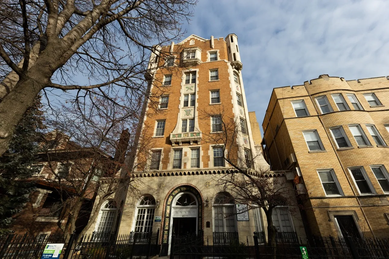 Exterior of 4521 North Malden a fifty four unit six story brick historic landmark with an arched entry in Sheridan Park.