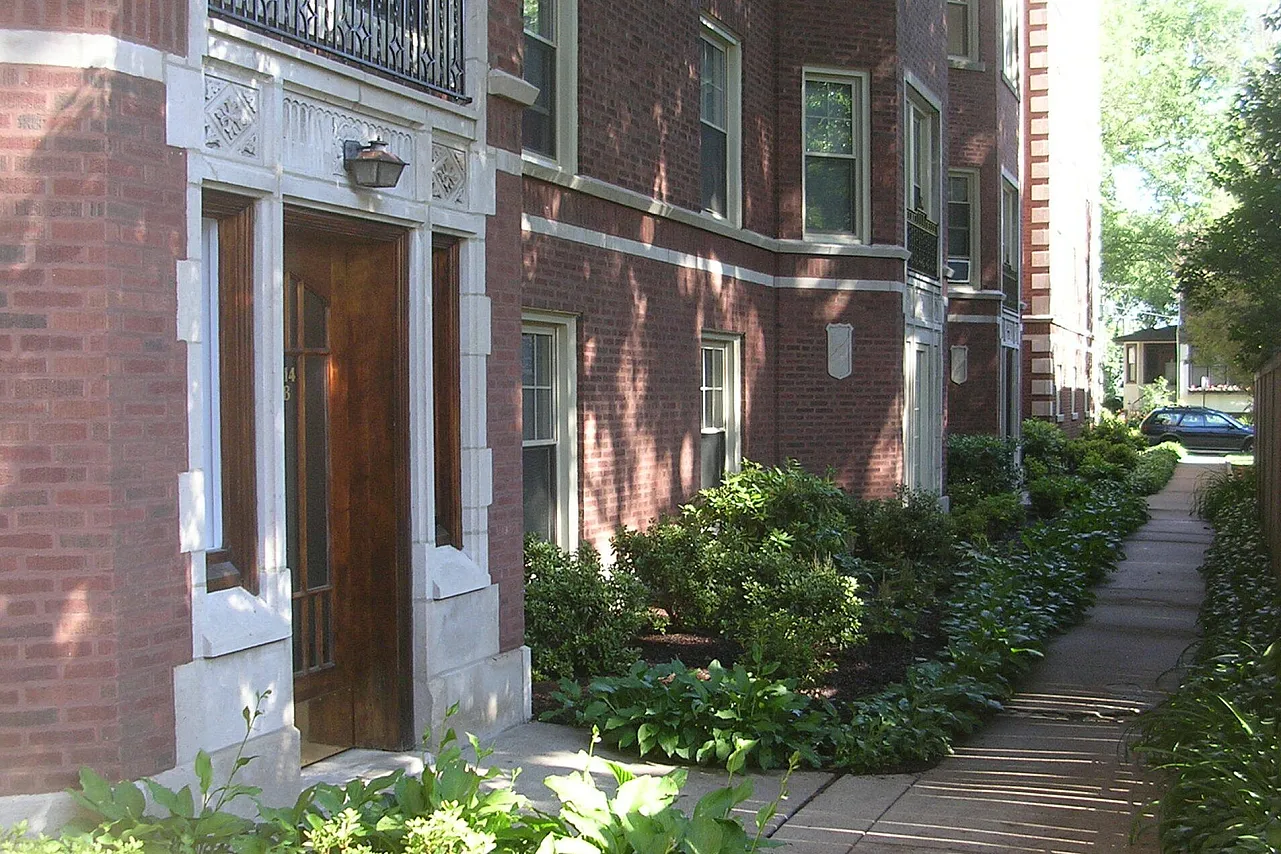 Exterior of 914 Crain a handsome fifteen unit 3.5 story vintage red brick and limestone building with landscaped grounds in Evanston.