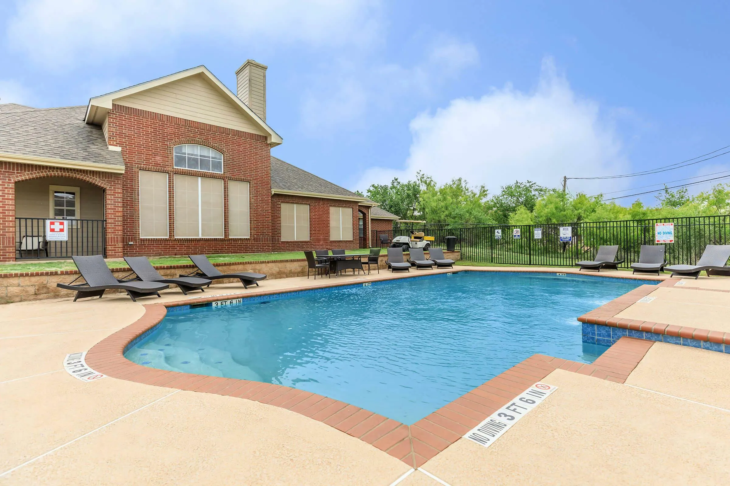 sparkilng pool