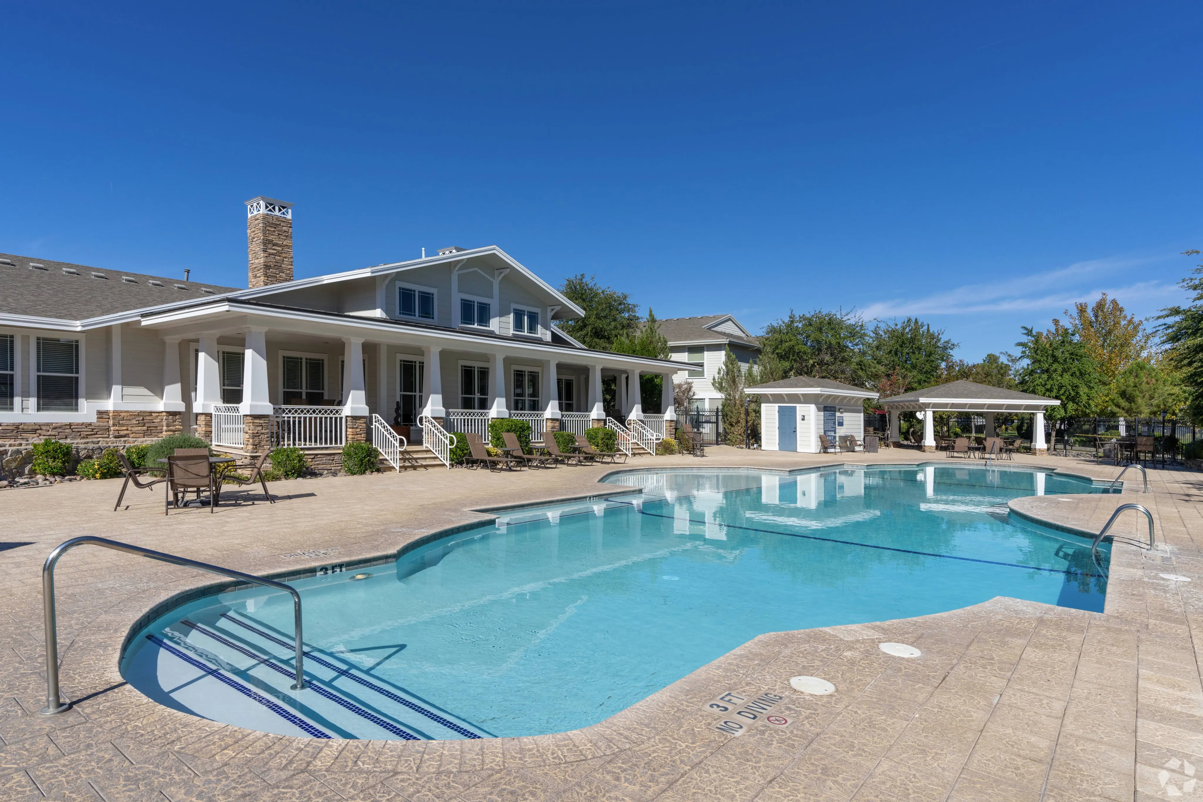 sparkilng pool