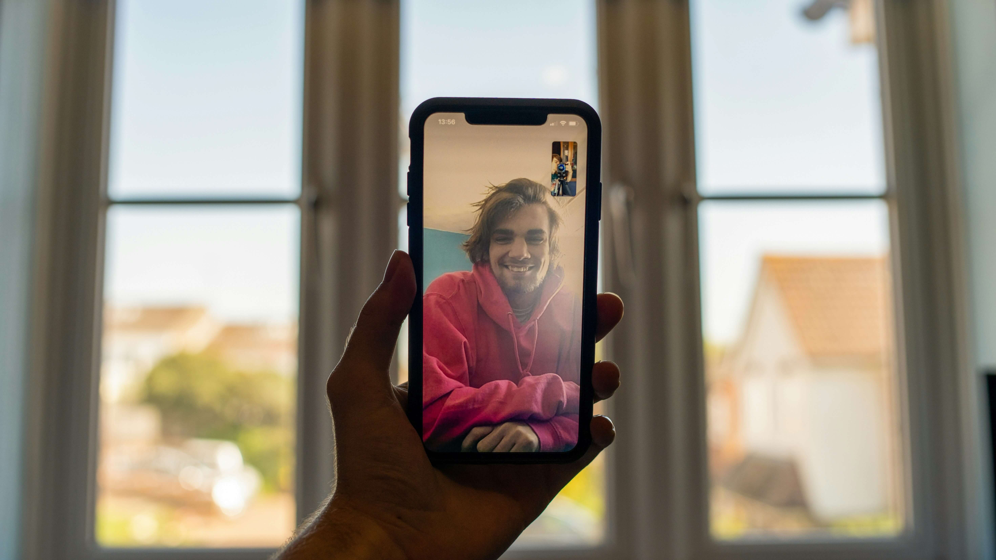 How to Make a Long-Distance Relationship Work While Away at School-image