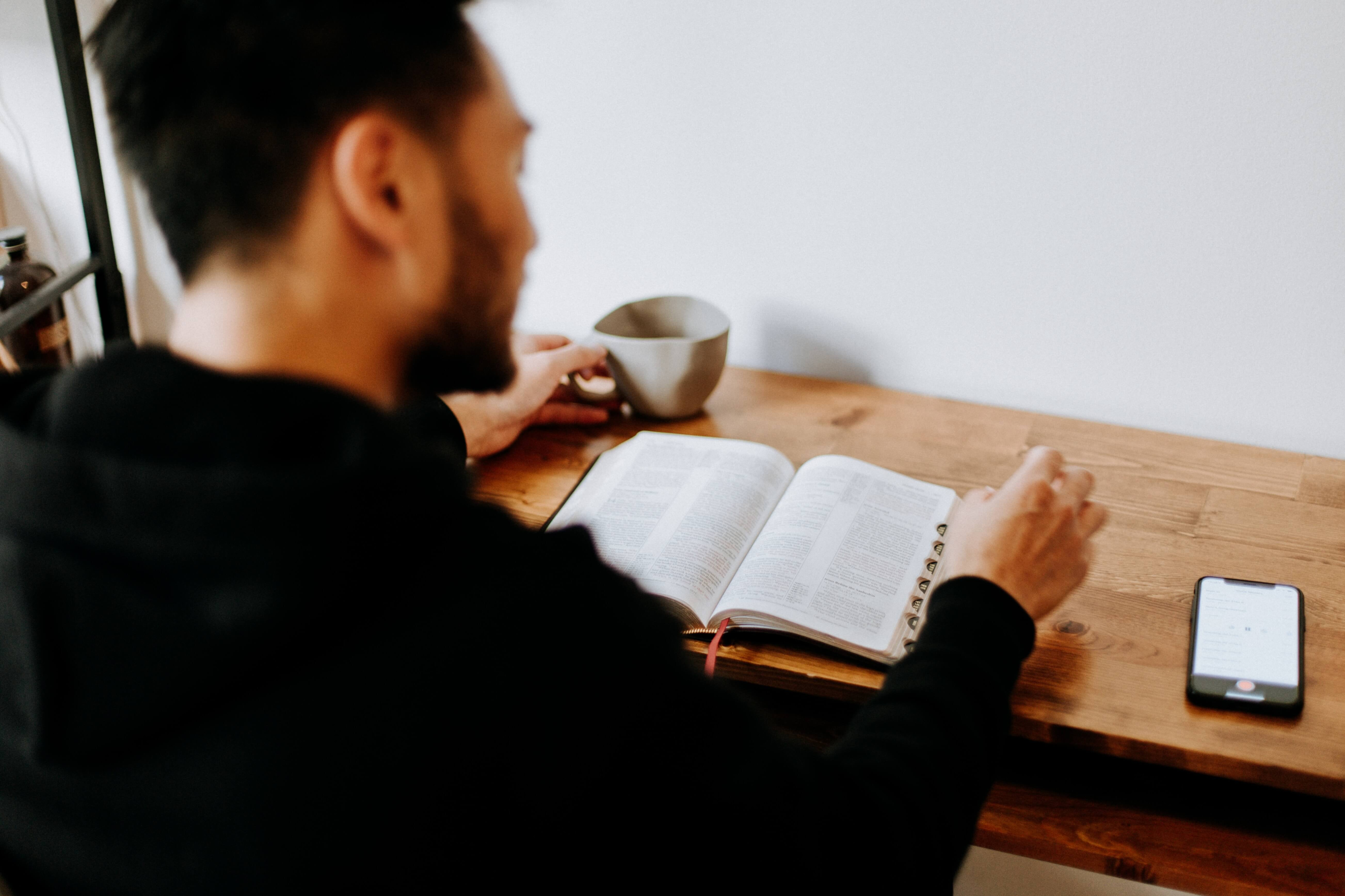 Summer Reading List for University Students-image