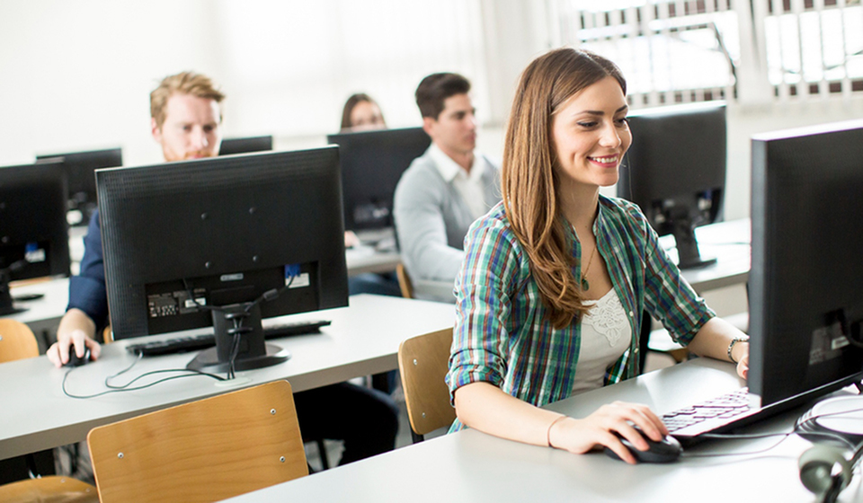 6 benefits of working while studying abroad you should know-image