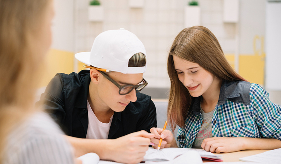 Important questions to ask your seniors about university life-image