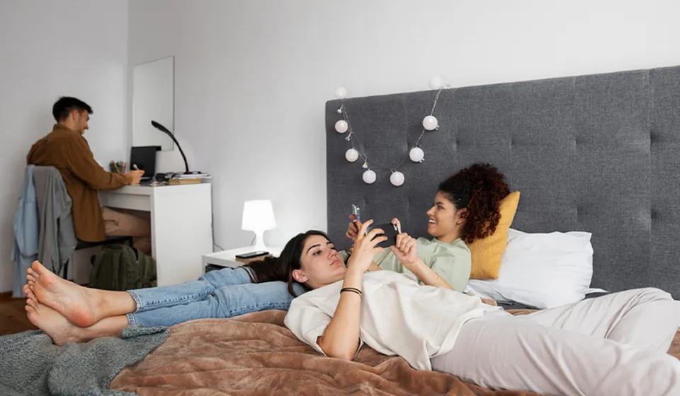 How to choose a roommate you’ll get along with in student housing-image