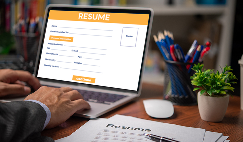 Resume writing tips that help university students stand out to employers-image