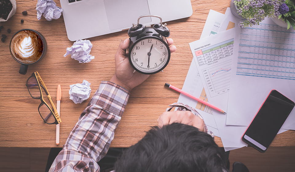 Time management tips to balance studies and social life for students-image