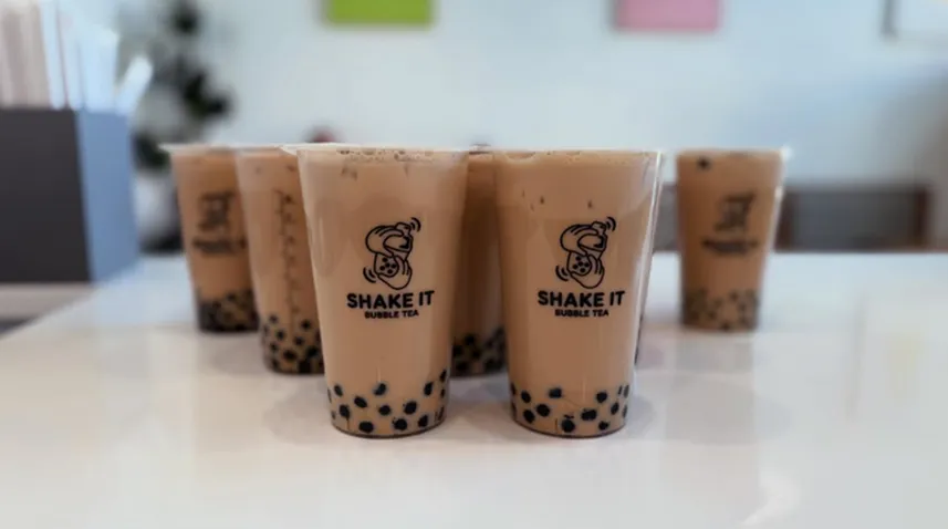 Inviting display of creamy bubble tea with signature tapioca pearls at Shake It, perfect for refreshing indulgence.