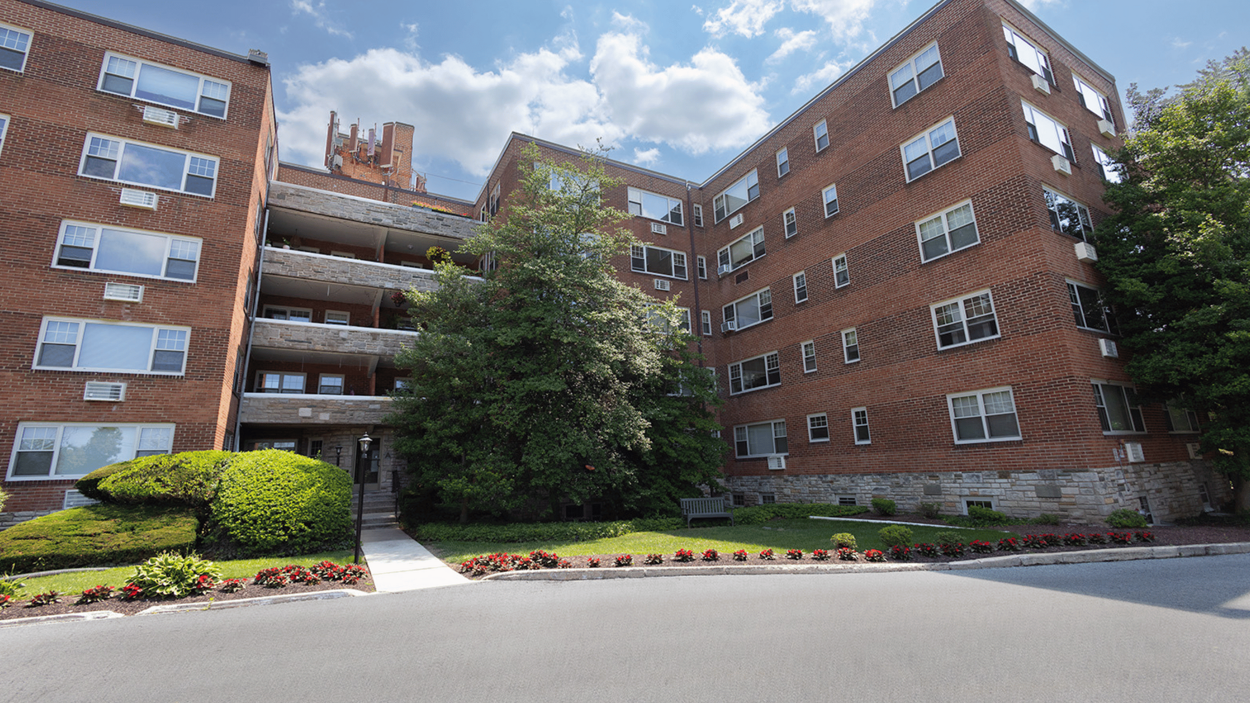 The Perfect Blend of Suburban Tranquility and Urban Convenience-image
