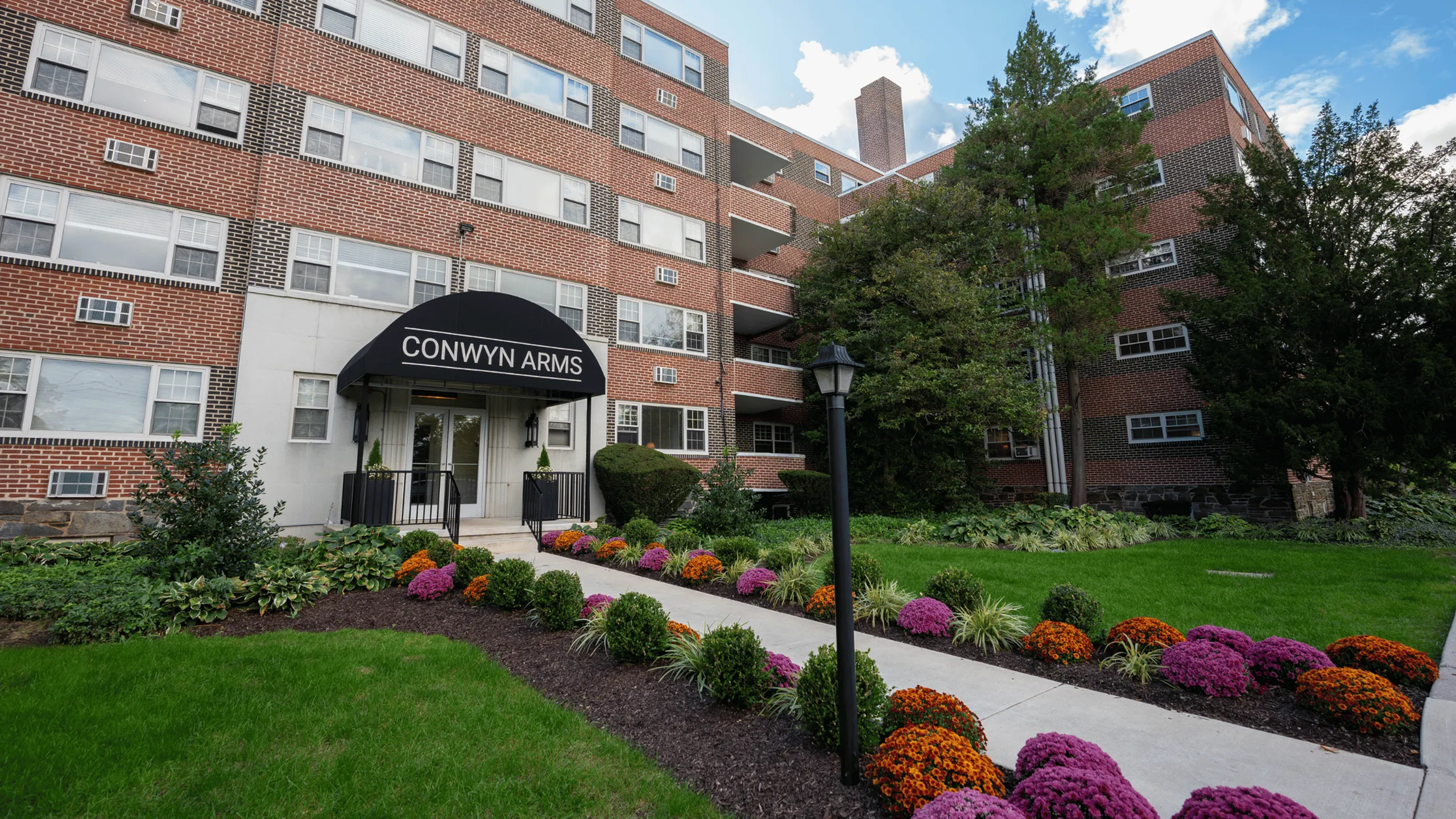 Apartment community in Bryn Mawr with tree‑lined surroundings and ample parking