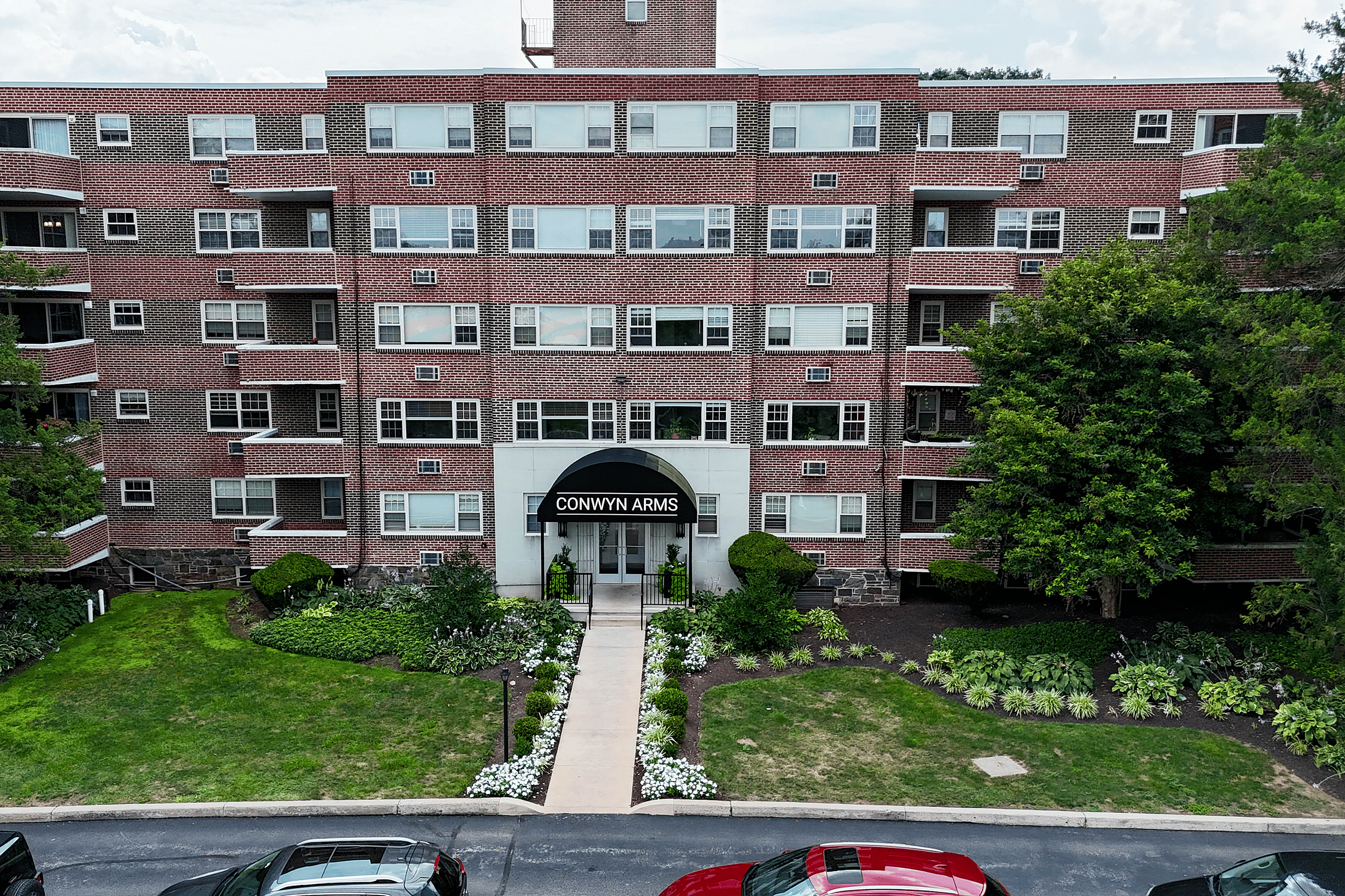 Exterior view of Conwyn Arms Apartments in Bryn Mawr PA with free on‑site parking