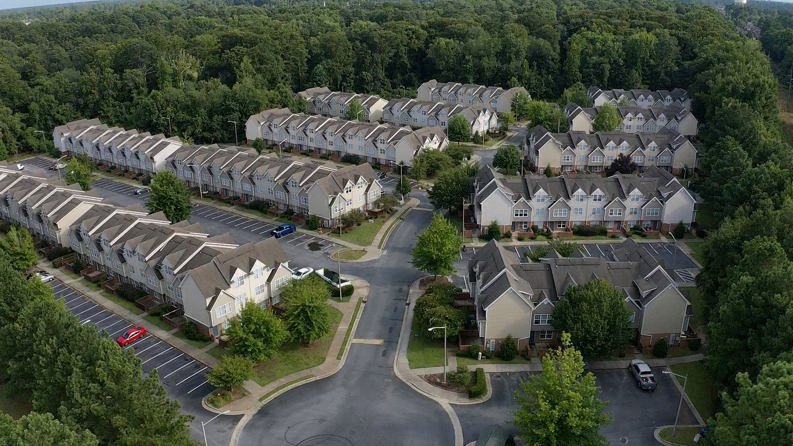 Discover the best student housing near East Carolina University at Carolina Creek. Enjoy fully furnished apartments, top-tier amenities, and a prime location just minutes from campus in Greenville, NC.