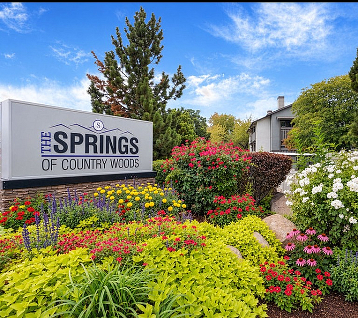 Springs of Country Woods - Lush Garden Entrance