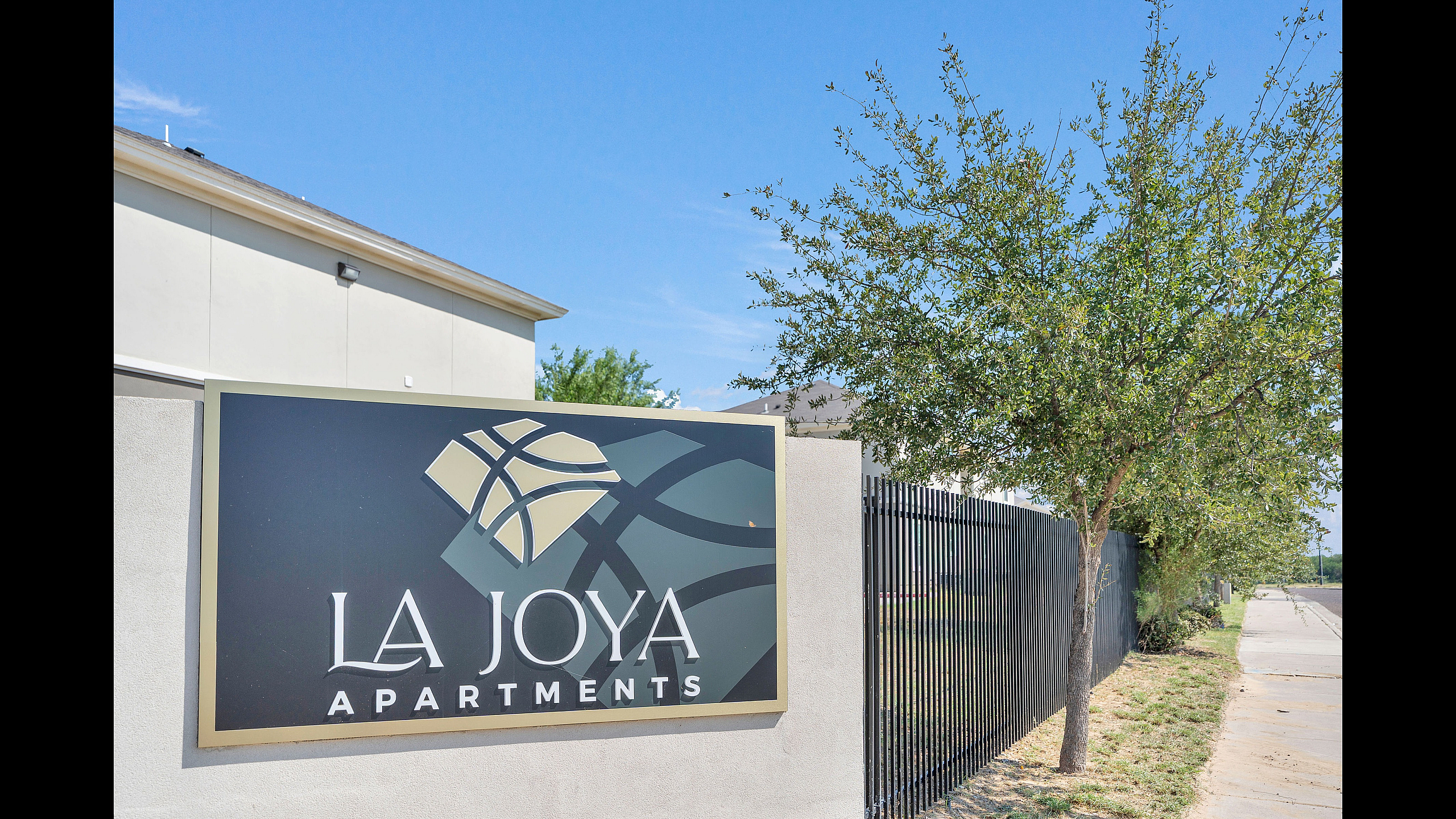 La Joya Apartments - Sign