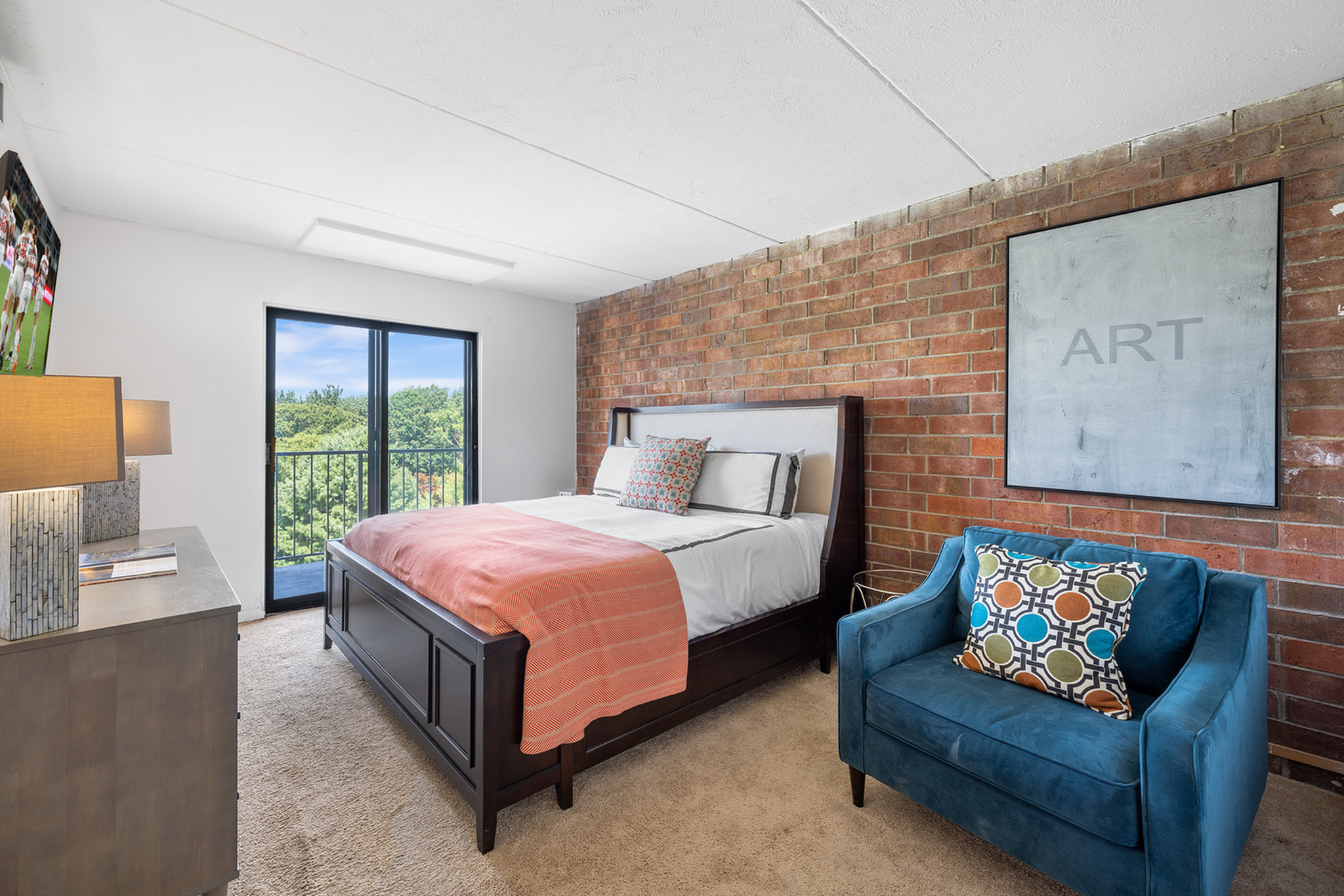 Stunning Off-Grid Luxury Apartments In Illinois With On-Site Concierge image