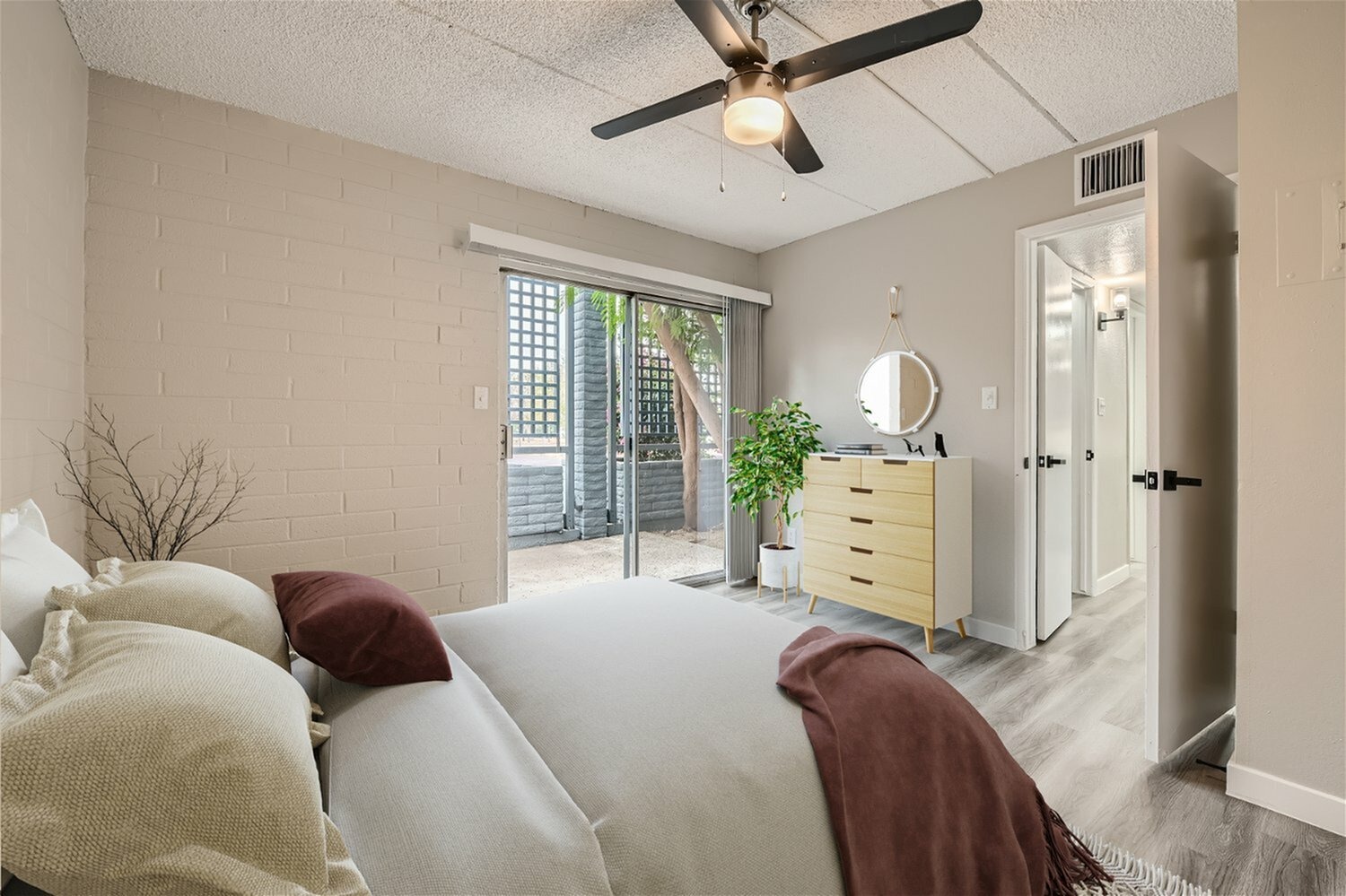 View Photos of Rise Biltmore Apartments in Phoenix