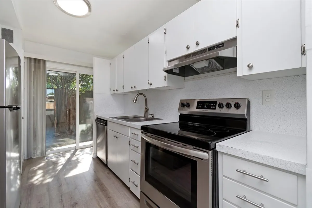 Aspen Apartments - Modern Kitchen