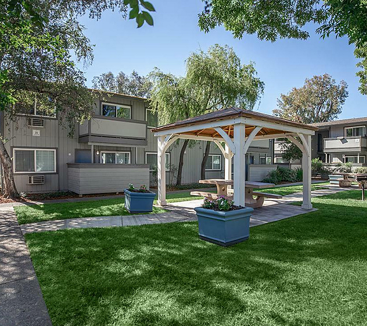 Creekside Apartments Gazebo with Picnic Table