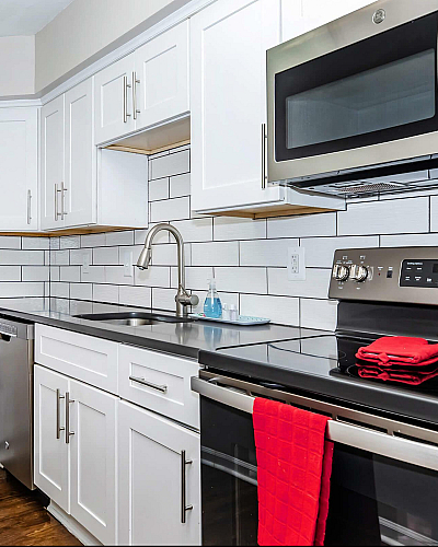 Huntington Square Apartments Kitchen with White Shaker Cabinetry and Stainless Steel Appliances