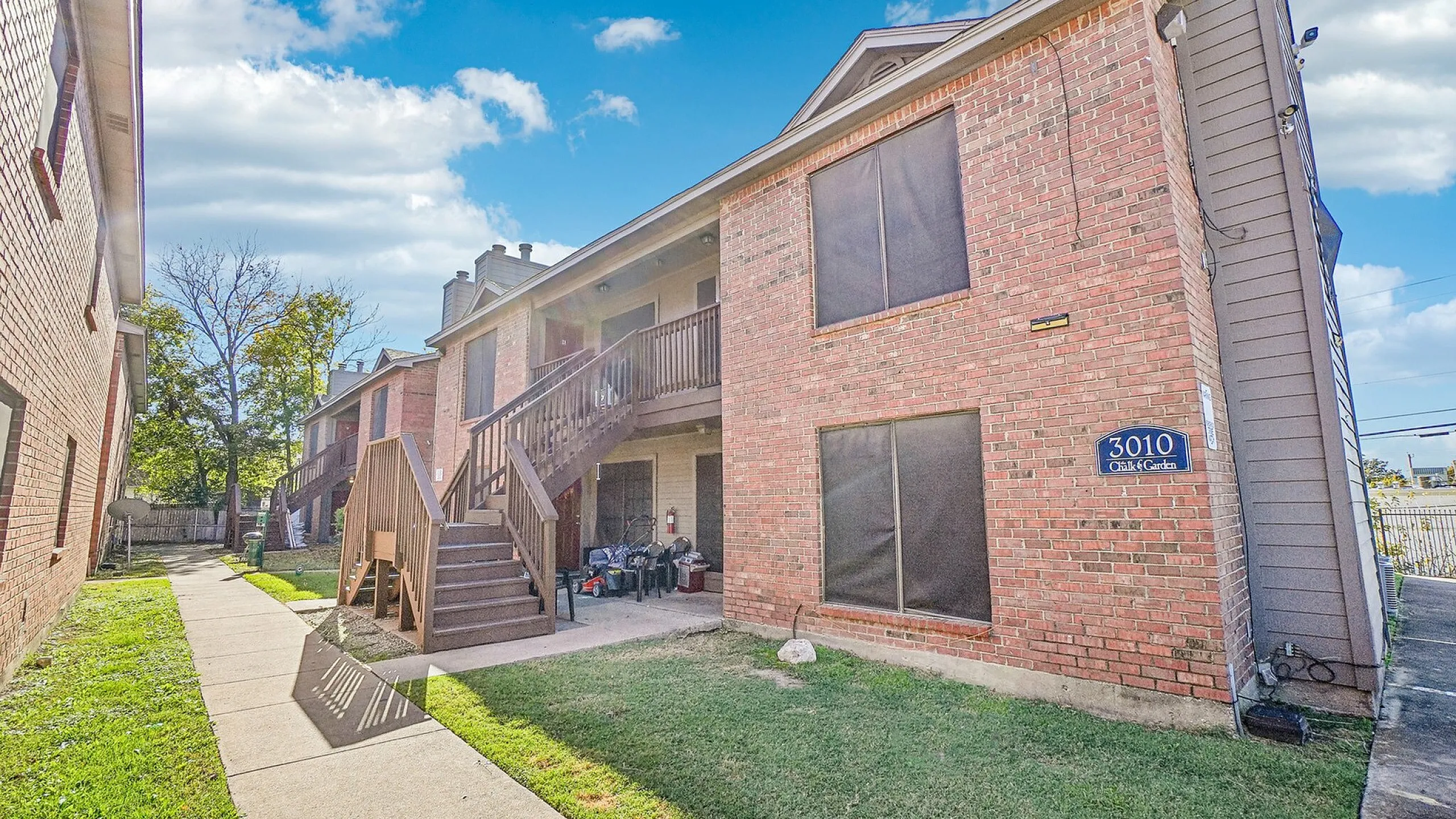 Exterior of Chalk Gardens apartments in Fort Worth, TX