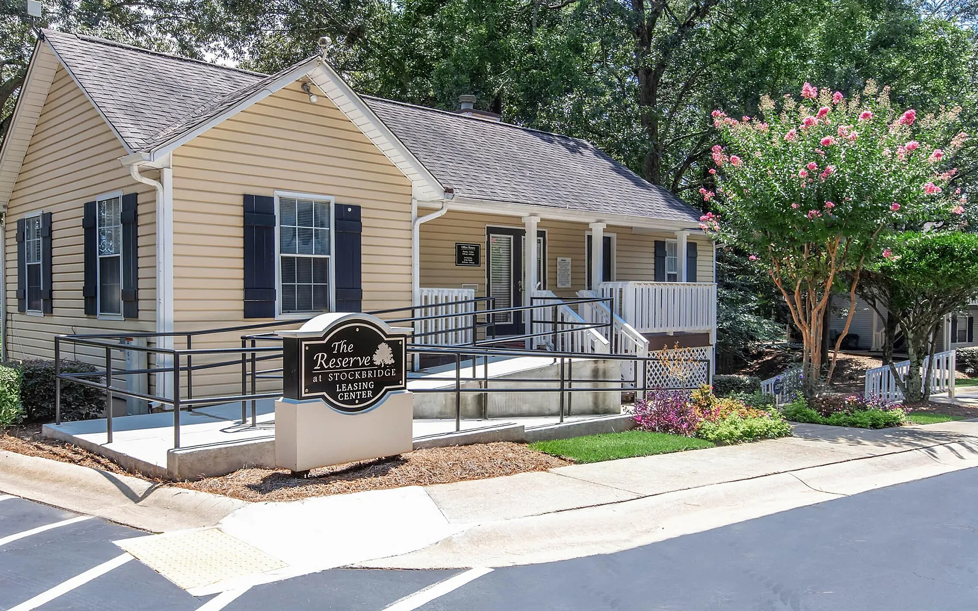 reserve apartments stockbridge ga leasing office neatly landscaped