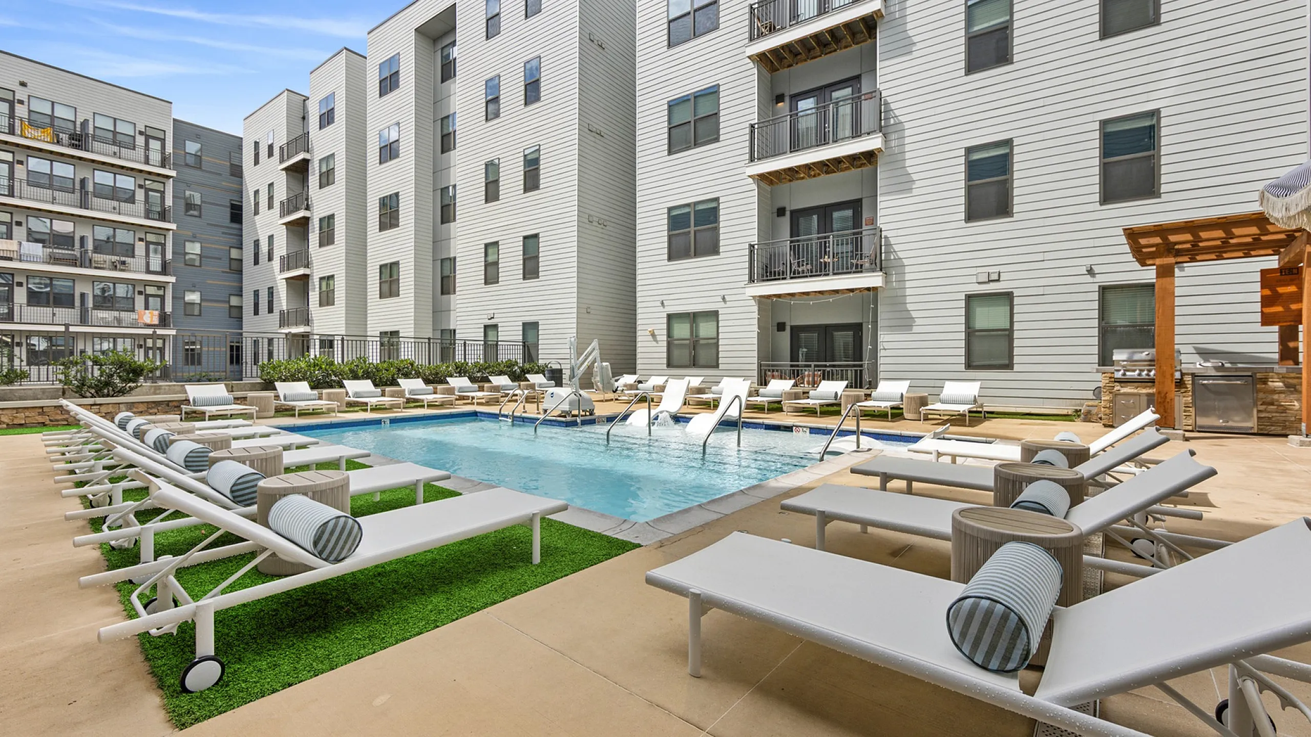 tenn student living knoxville pool area