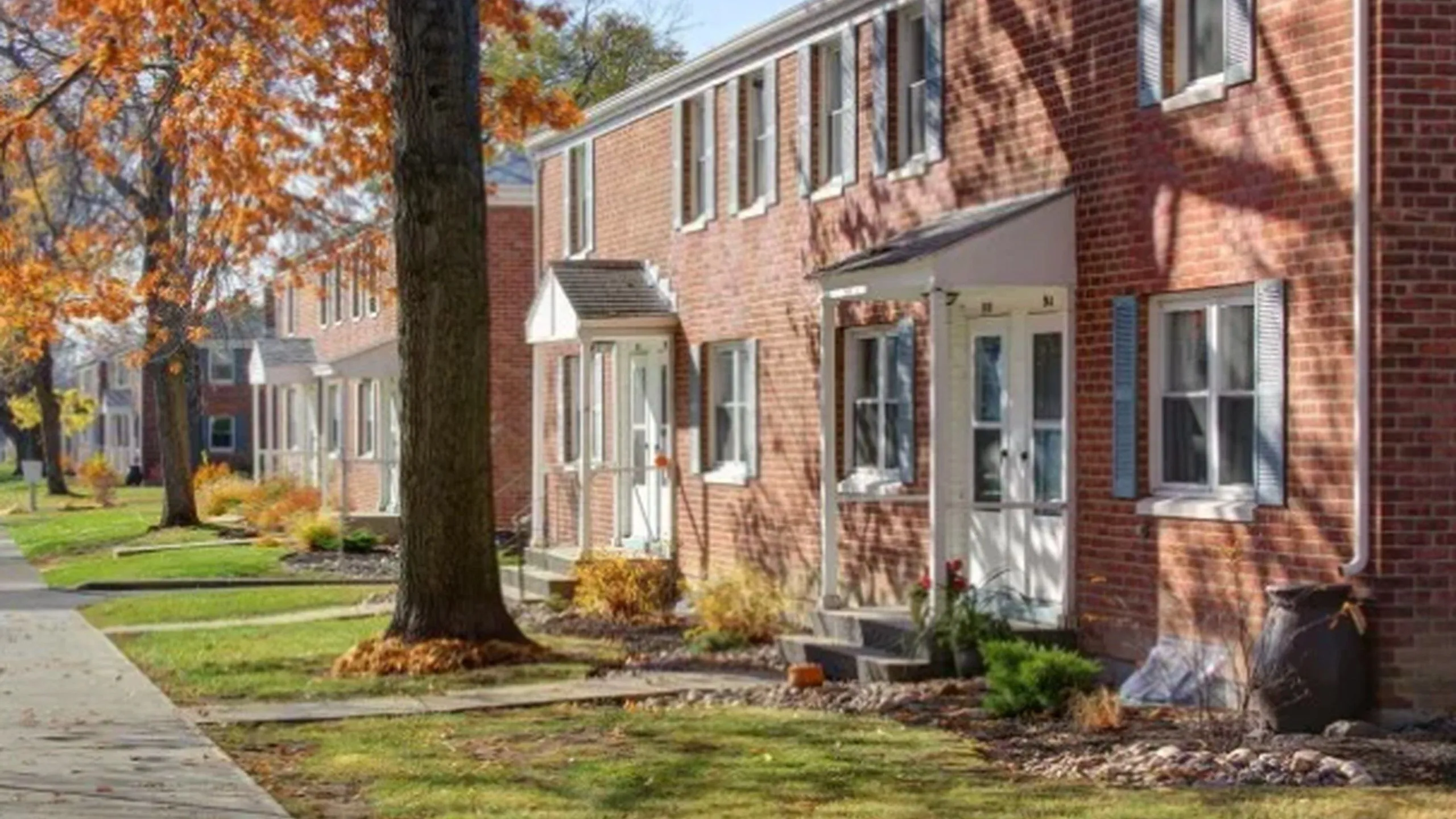 Adams Park Apartments townhomes in autumn
