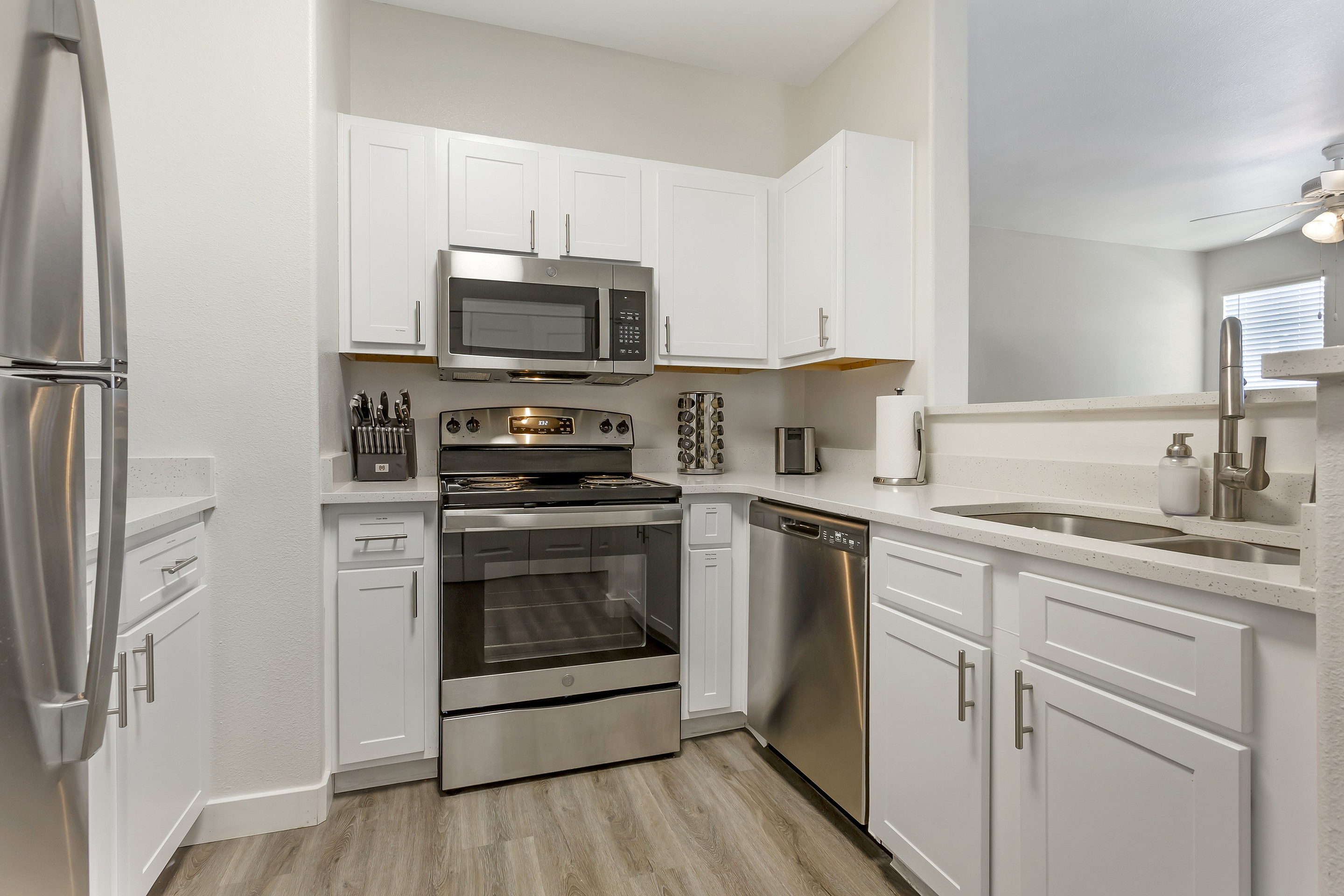 Photo Gallery | Pinnacle Mountain View Apartments in Clearfield, UT ... - Mountain View Apartments In Downtown Area