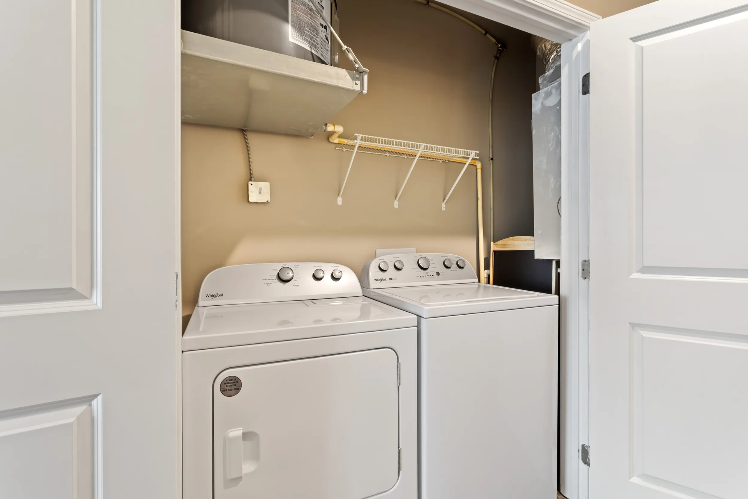 303 Flats full-sized in-unit washer and dryer included in student apartments in Knoxville Tennessee