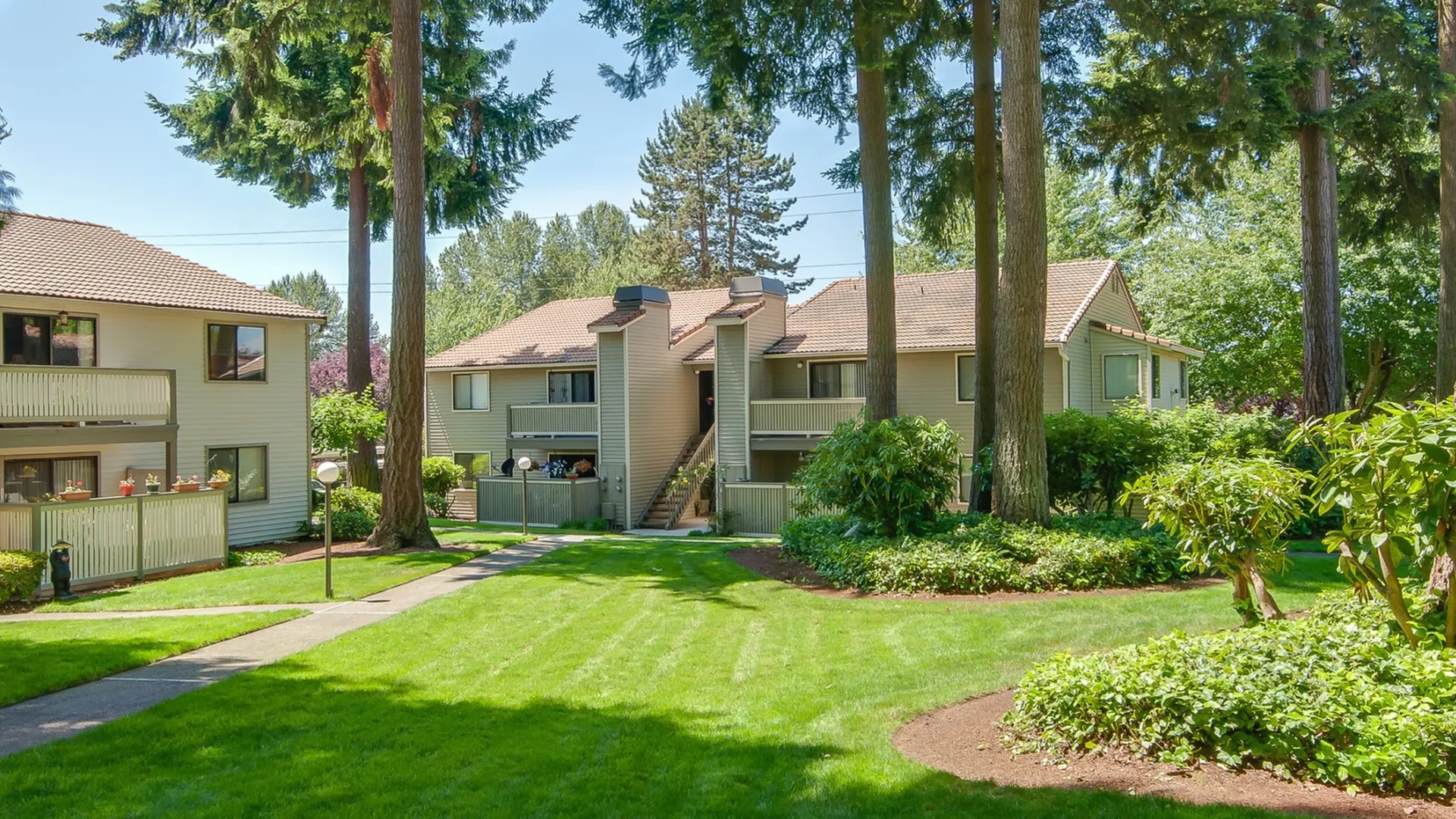 Lush landscaped exterior building and grounds at Totem Lake Heights apartments in Kirkland, Washington
