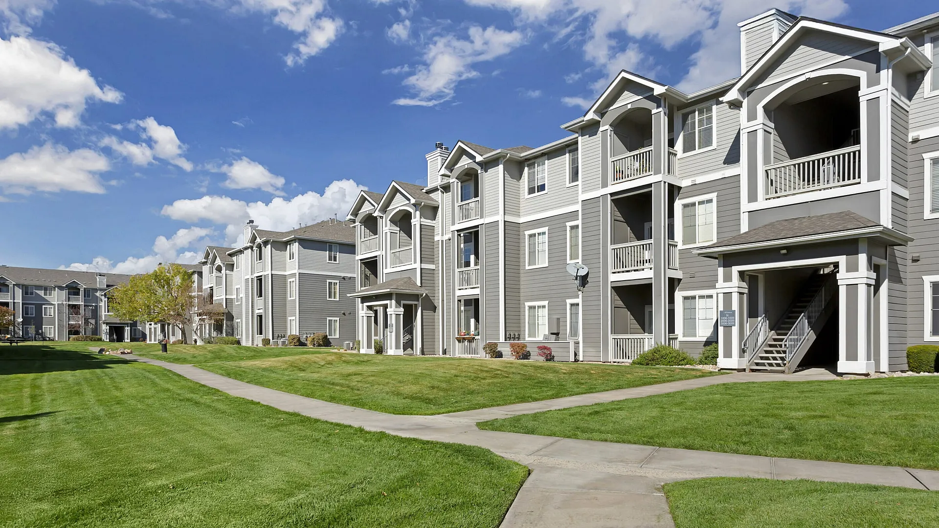 Lush courtyard and exterior grounds at Pinnacle Mountain View apartments in Clearfield UT