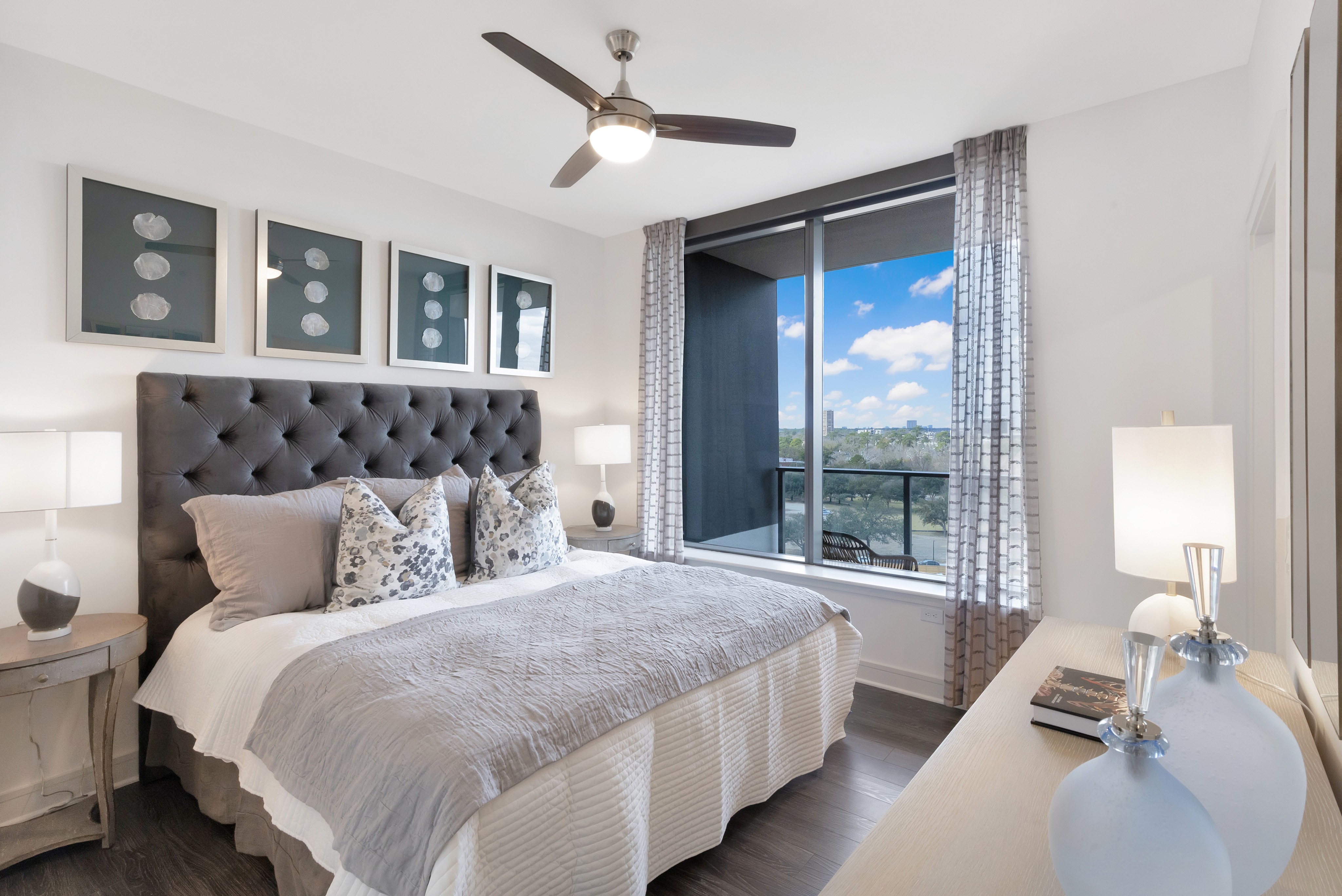 Spacious bedrooms that accommodate king-size beds*
