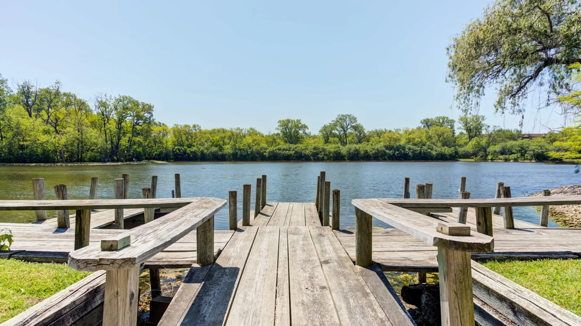 Lake House Dock  | Apartments in Wheeling, IL