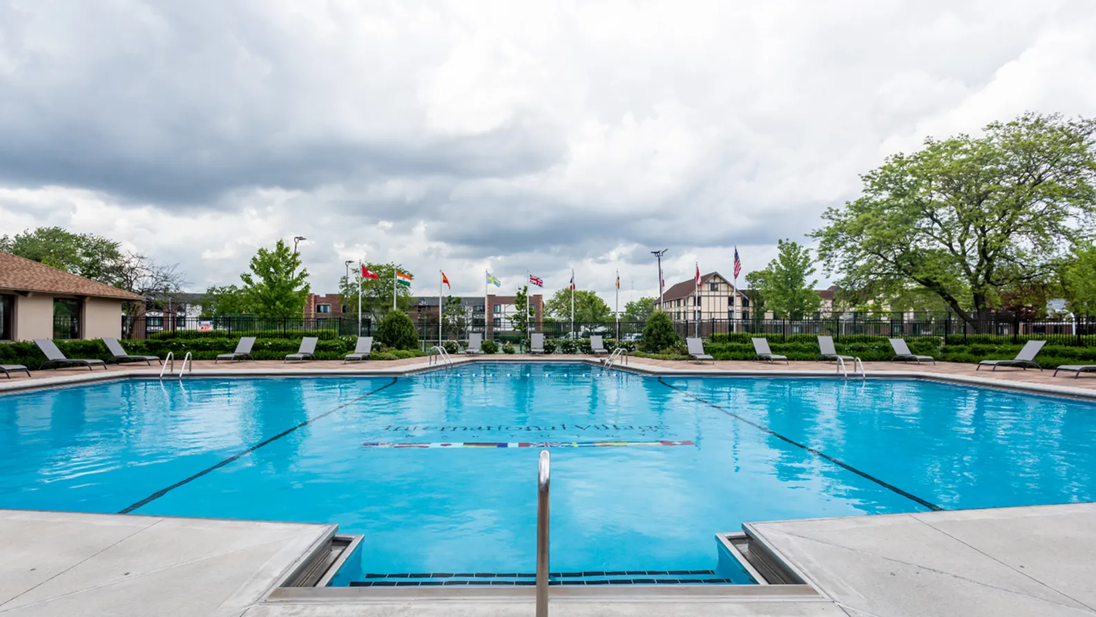 pool  International Village Lombard Apartments