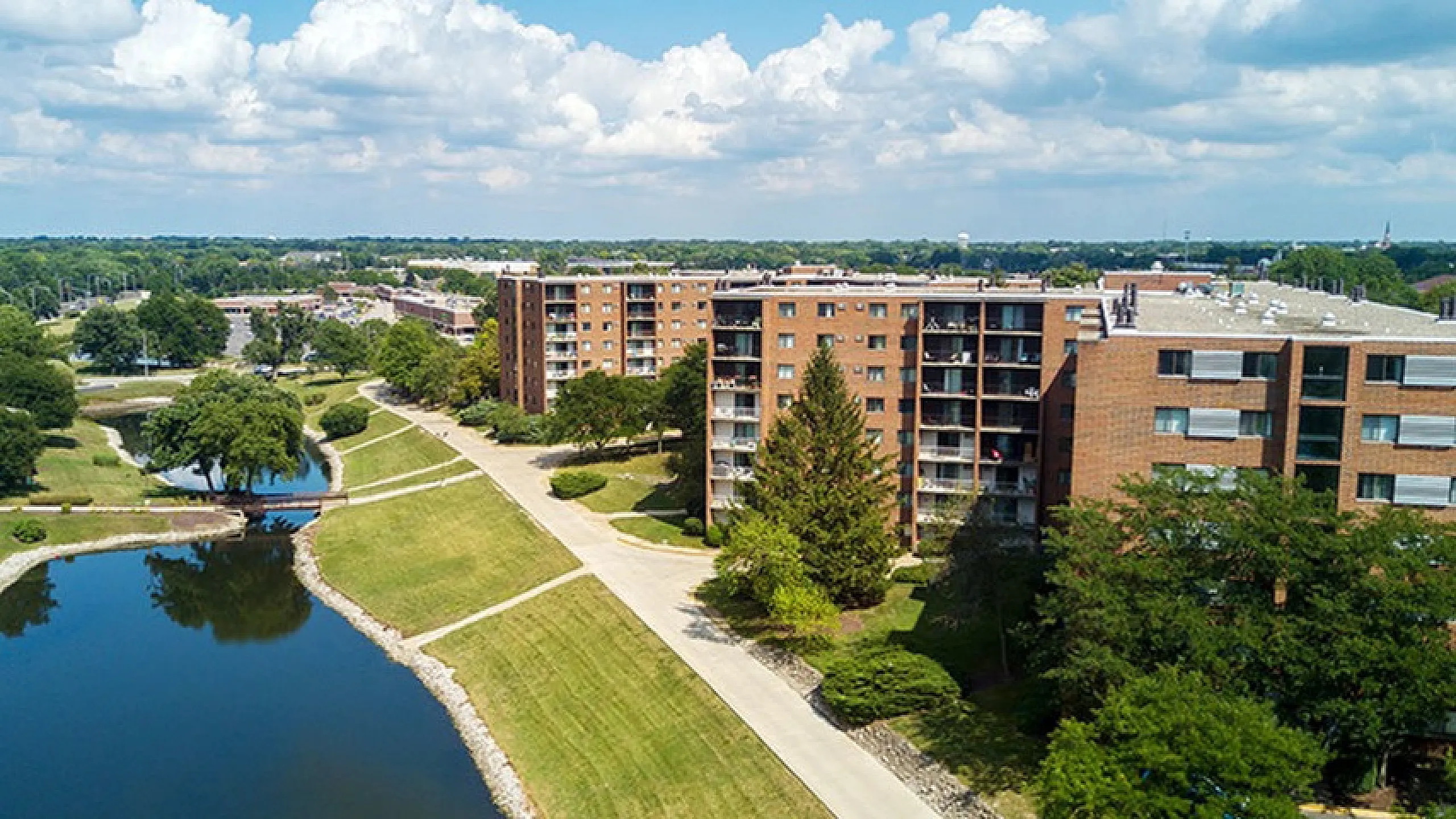 The Views of Naperville | Naperville, IL Apartments