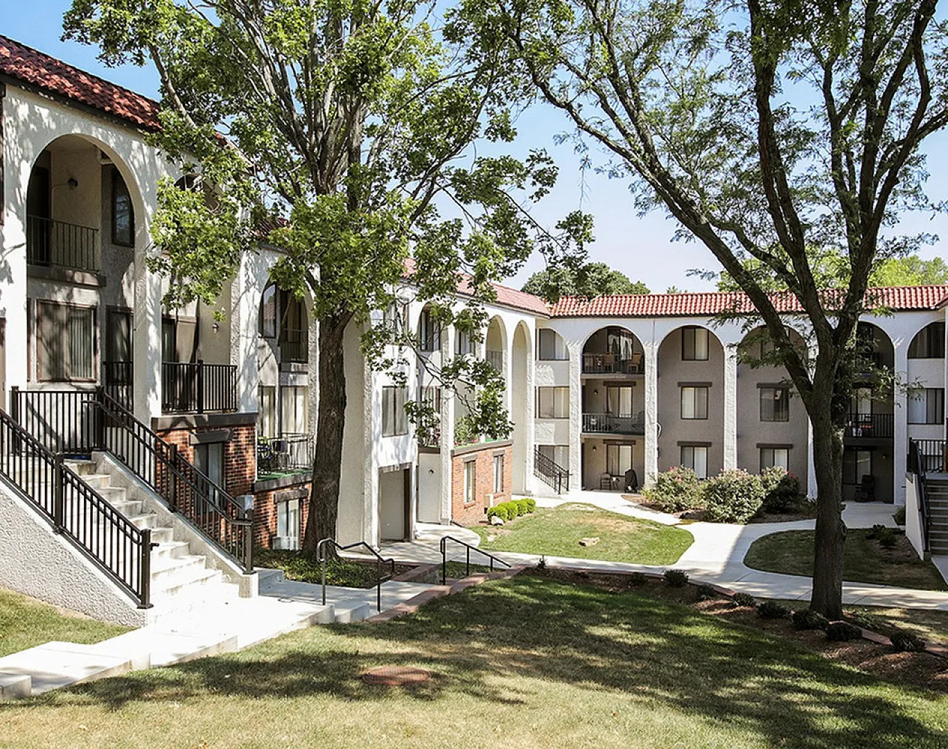 The Magnolia Apartment Homes - Courtyard View